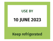 Enghraifft o ddyddiad ‘defnyddio erbyn’ ar gynnyrch bwyd gyda gwybodaeth storio oddi tano yn dweud “Keep refrigerated”.