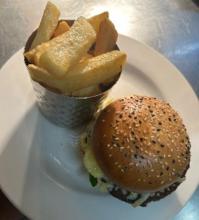 Image 8. Burger and chips (433 g, 1009 Kcal)
